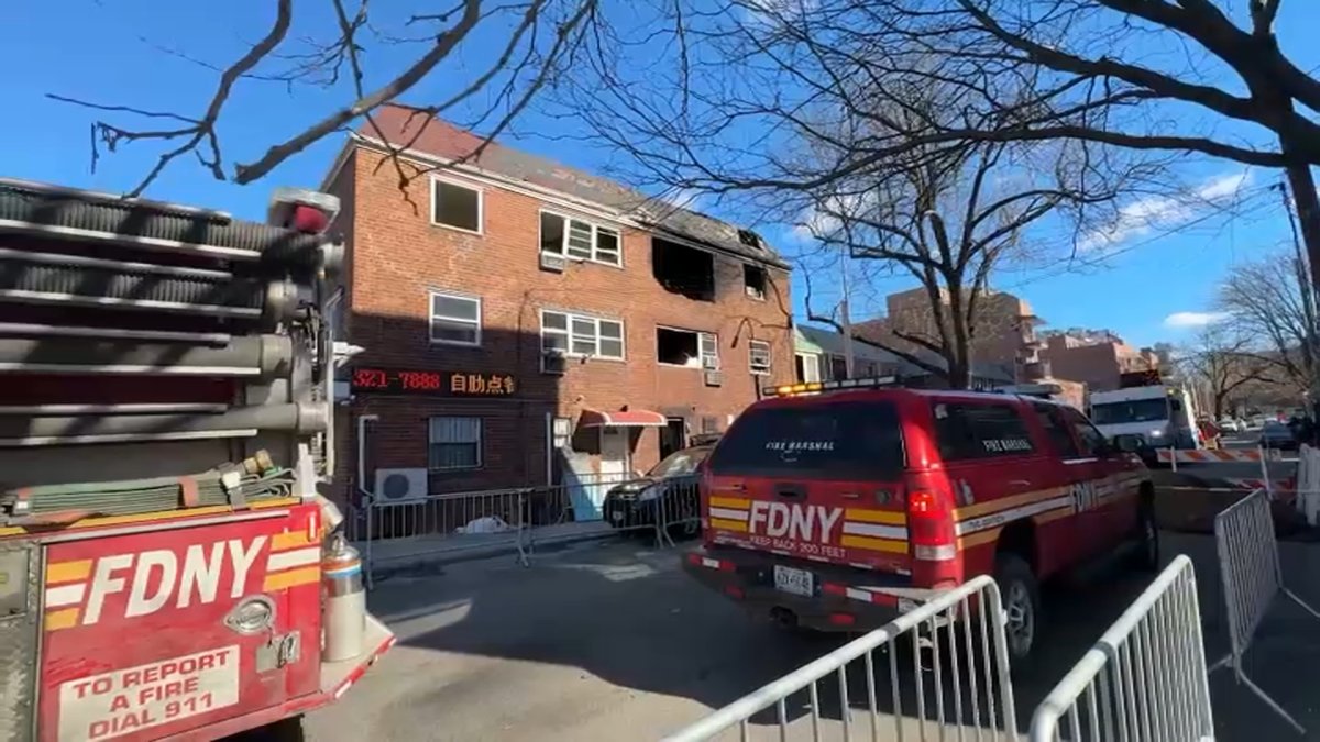 Denuncia: hombre causa incendio mortal en edificio de Queens por rabia tras perder su trabajo