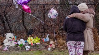 El lugar donde fueron halladas las maletas con los cuerpos de las hermanitas fue convertido en un memorial en su honor.