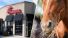 Hombre de Florida va a caballo a autoservicio de Chick-fil-A en un video viral
