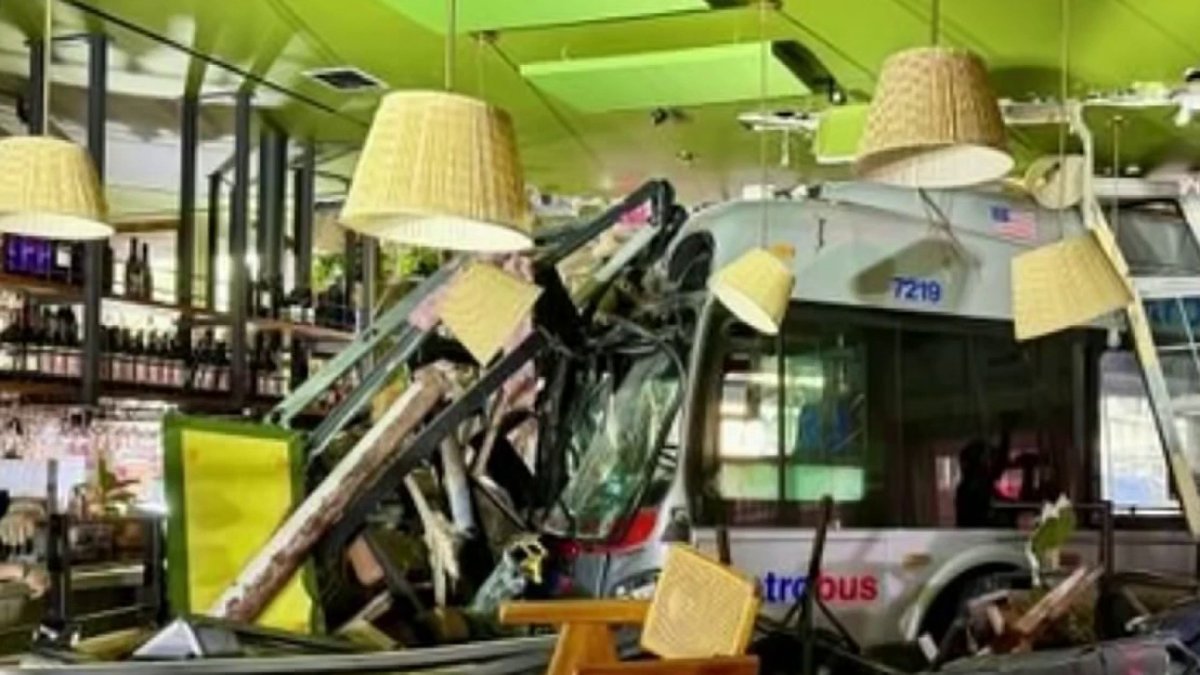 Metrobus se estrella contra restaurante en DC y deja 3 heridos