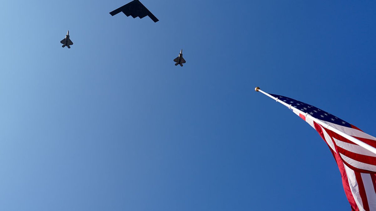 Irán derriba avión militar de EEUU: Washington intensifica búsqueda de piloto desaparecido