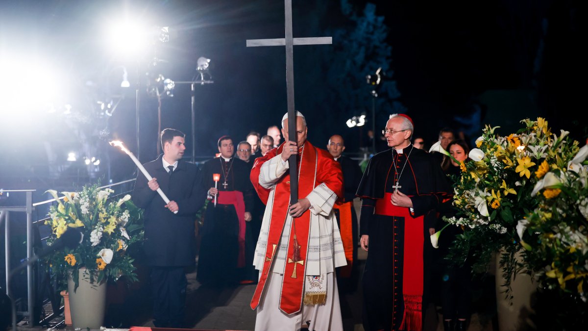 El papa León XIV carga la cruz en el vía crucis, el primer pontífice en hacerlo en décadas
