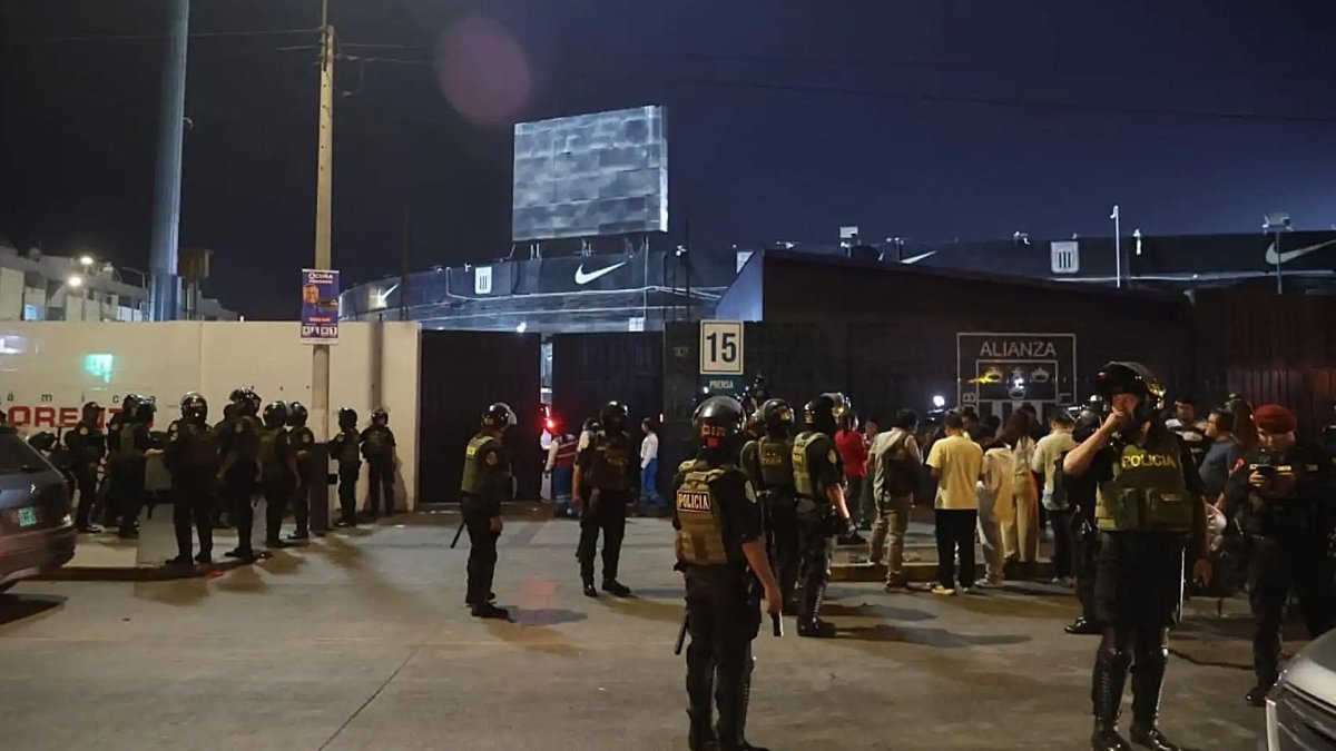 Reportan unos 60 heridos tras el desplome de una pared en un estadio en Perú