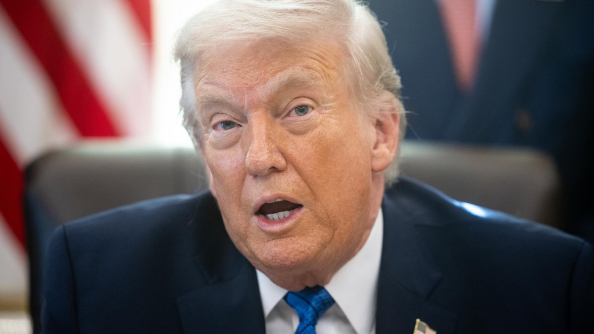 Trump ordena al DHS pagar a todos sus empleados en medio del cierre parcial