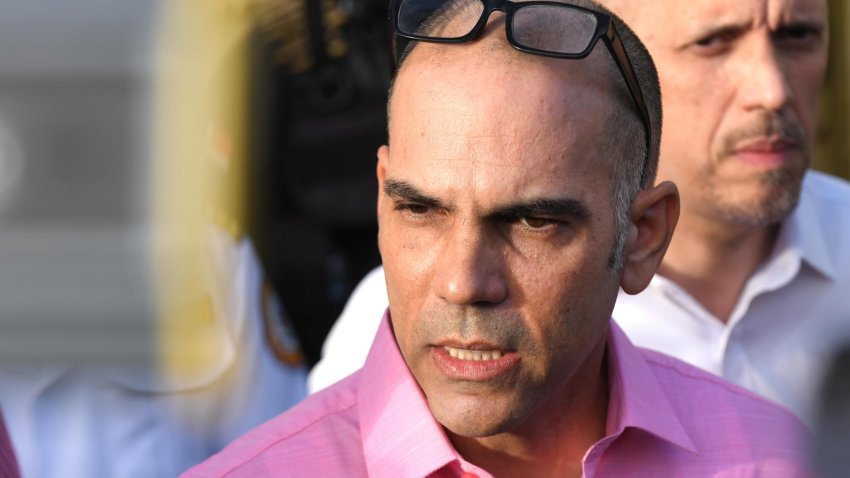 Mario José Redondo Llenas, quien hace tres décadas secuestró y posteriormente asesinó a su primo José Rafael Llenas Aybar, de 12 años, habla al salir de prisión tras cumplir una sentencia de 30 años, este martes en Najayo (República Dominicana). EFE/ Raúl Asencio