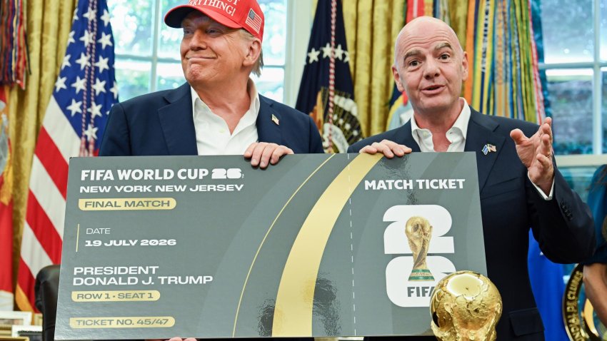 Fotografía de archivo del 22 de agosto de 2025 en el que se observa al presidente de EE.UU., Donald Trump (i), y al de la FIFA, Gianni Infantino (d), al sostener una entrada para el Mundial de la FIFA 2026 durante una reunión en la Oficina Oval de la Casa Blanca en Washington, DC (EE.UU.). EFE/ANNABELLE GORDON / POOL