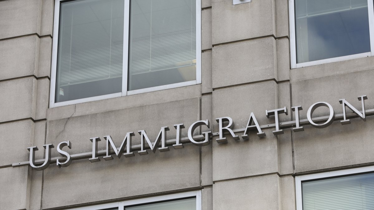 Juez anula cuota de $100,000 decretada por Trump para visas H-1B