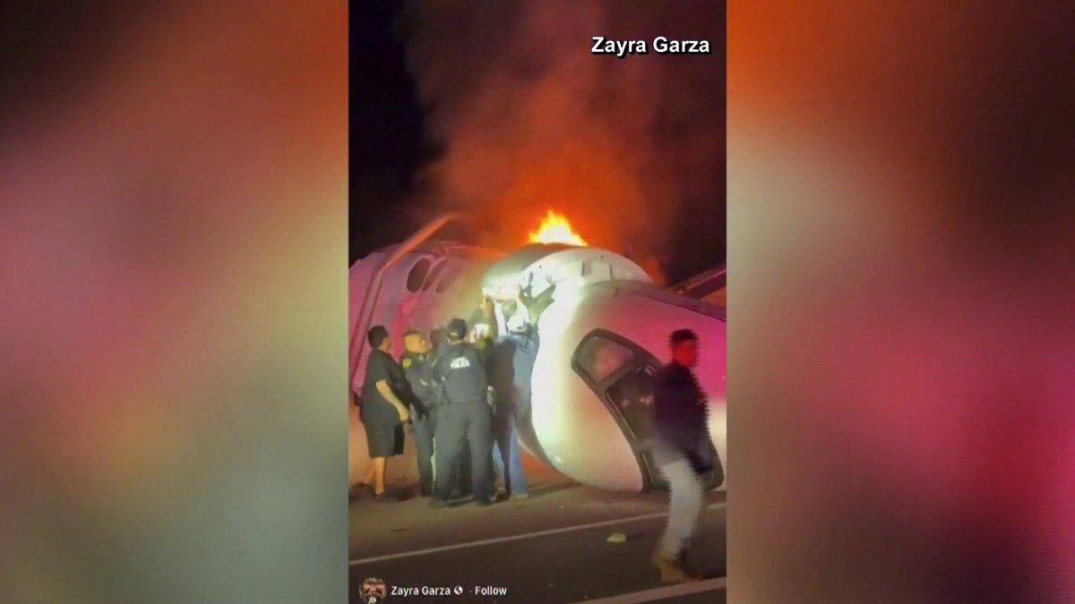 Parecía una película": accidente de avioneta en una autopista en Texas deja un muerto