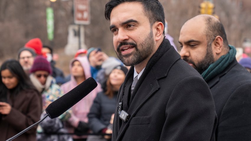 Fotografía de archivo en la que se captó al alcalde de Nueva York, Zohran Mamdani (c), durante un acto público, en Manhattan (NY, EE.UU.). EFE/Ángel Colmenares
