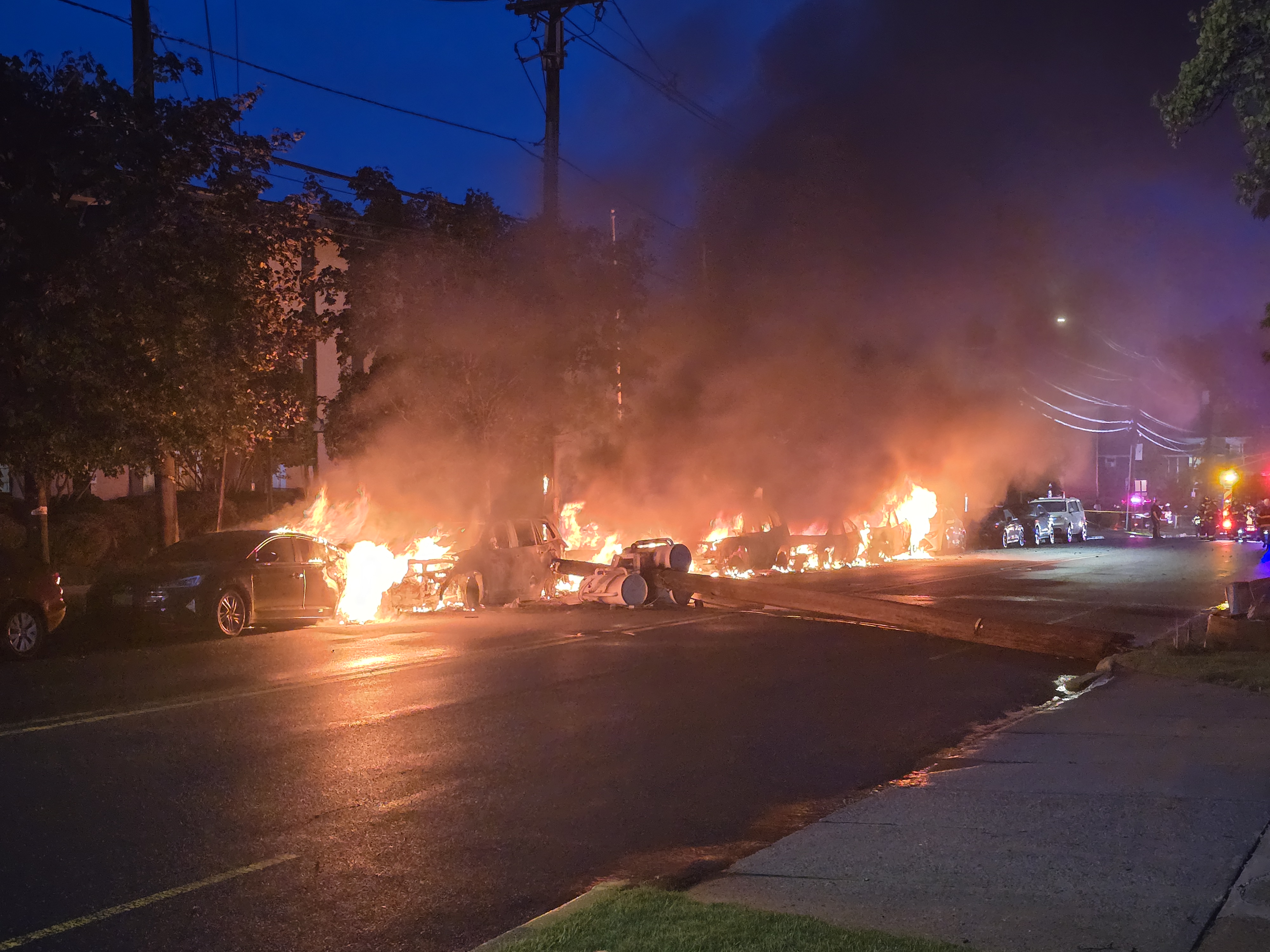 EN VIDEO: Varios vehículos se incendian tras la caída de un poste de servicios públicos en Hackensack, NJ