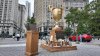 Enorme trofeo que hace burla de Trump llega al Bajo Manhattan
