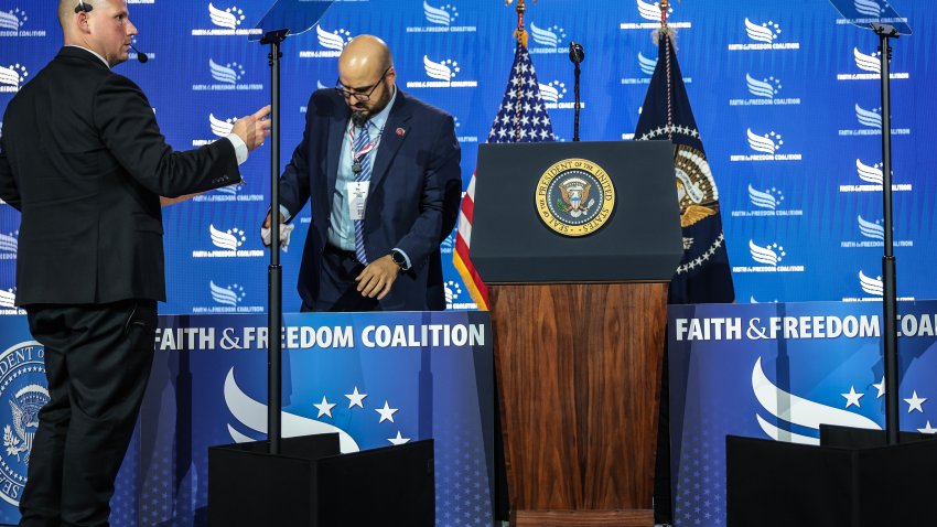 Operadores del teleprompter de la Casa Blanca, entre ellos Gabriel Pérez (derecha), preparan un teleprompter antes de que el presidente Donald Trump hable en la Conferencia de Políticas 2026 de la Faith & Freedom Coalition, celebrada en el hotel Washington Hilton, el 26 de junio de 2026 en Washington, D.C. Gabriel Pérez, empleado de la Casa Blanca y operador del teleprompter del presidente Trump, presuntamente está siendo investigado por posible uso de información privilegiada tras realizar apuestas en la plataforma de predicciones Kalshi. (Foto de Anna Moneymaker/Getty Images).