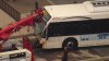 Autobús choca contra barrera de concreto en el aeropuerto de Newark y deja varios heridos