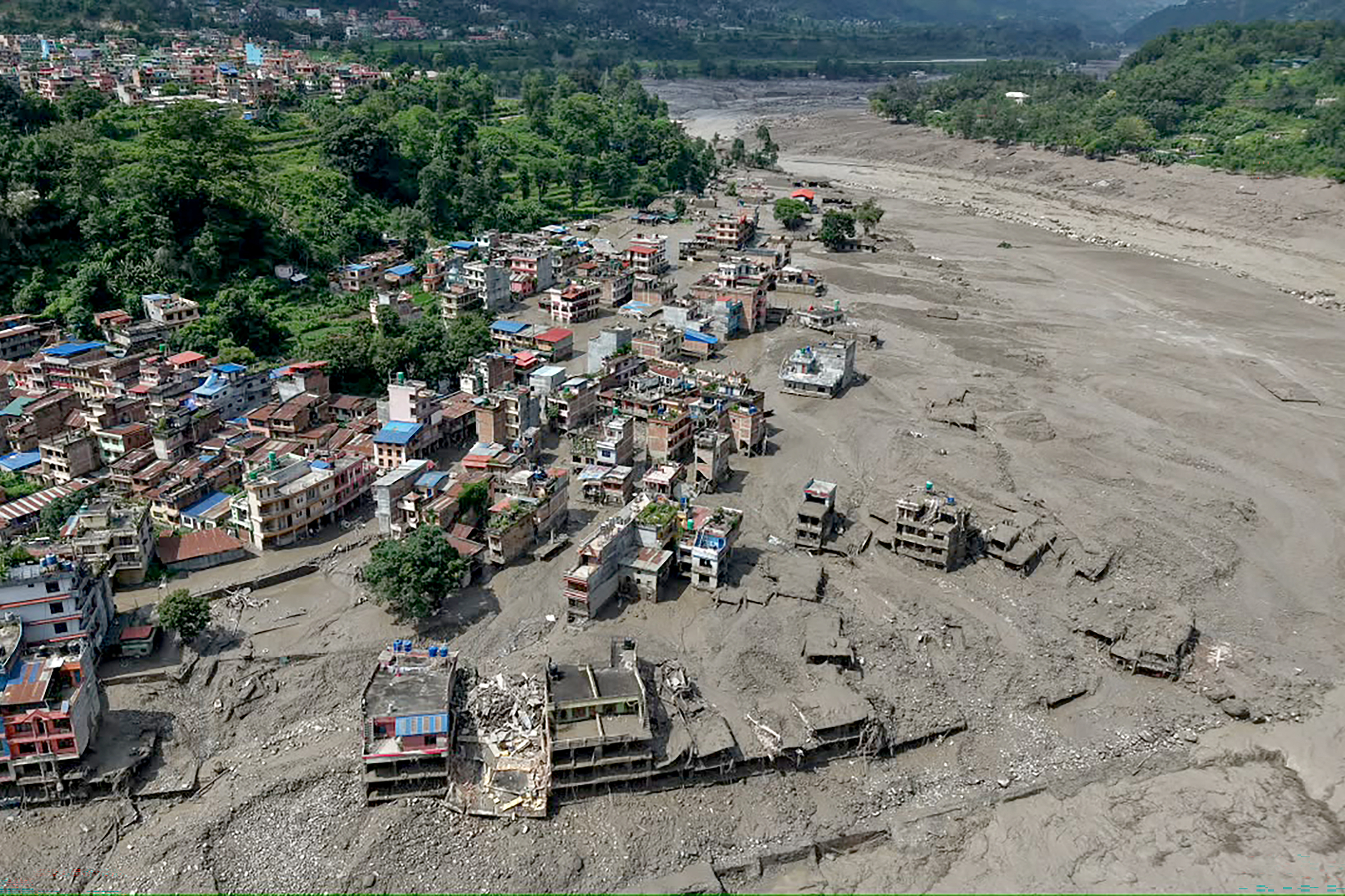 Aumentan cifras a más de 900 muertos y 4,200 desaparecidos por inundaciones en Nepal