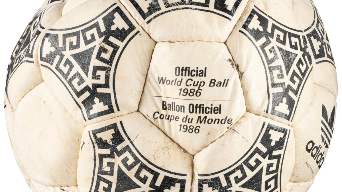 Subastan balón de la "Mano de Dios" de Maradona por más de $3 millones