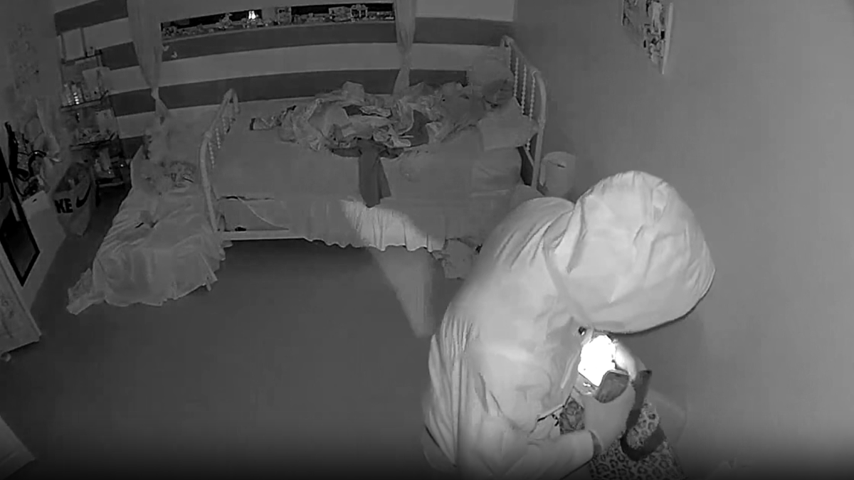 Momento de terror: dos niños regresan a casa y un intruso les apunta con un arma