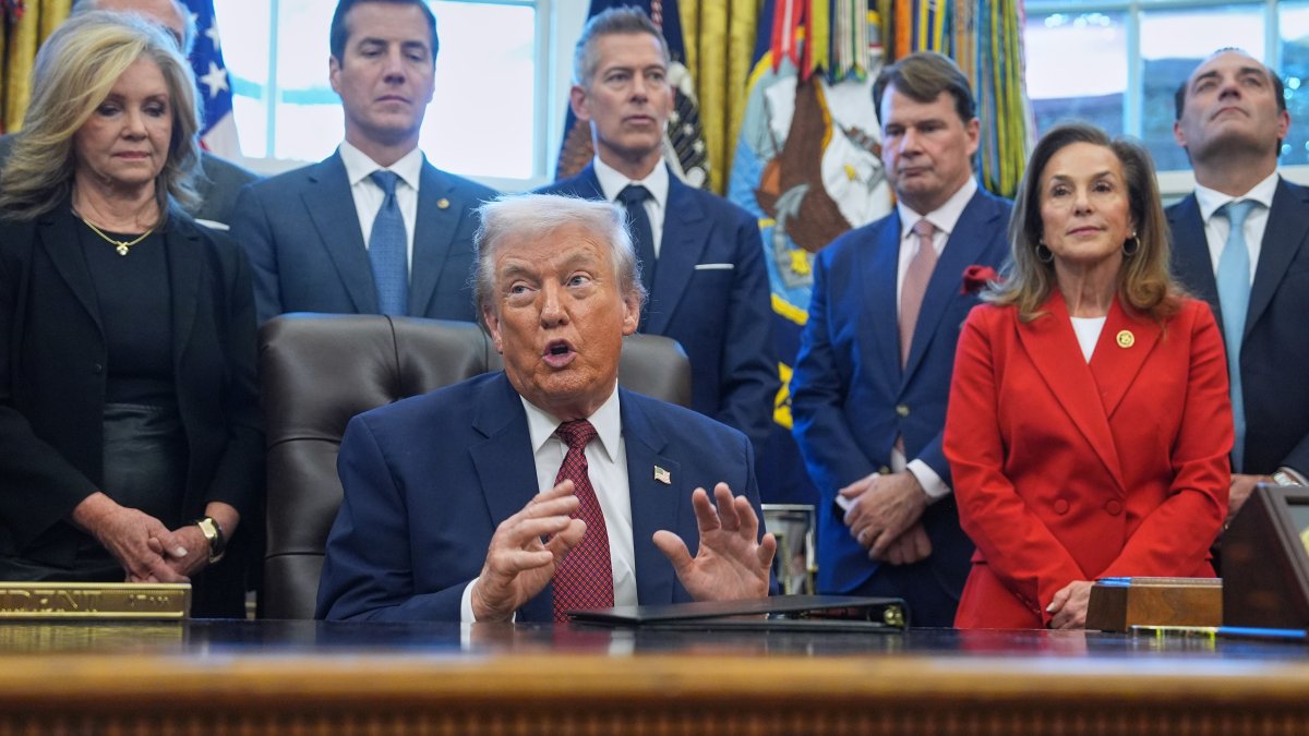 Nueva medida de Trump permitiría que los autos consuman más combustible