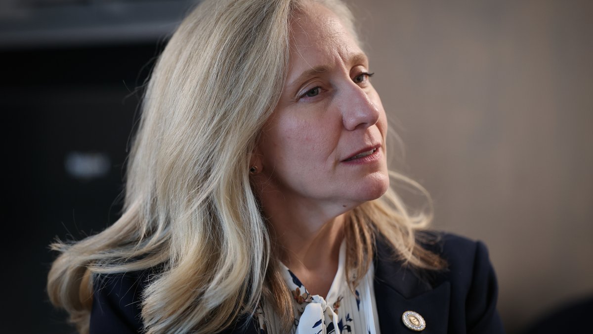 Gobernadora de Virginia firma orden ejecutiva para regular centros de datos