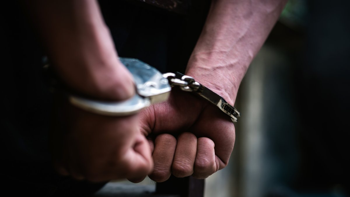 Lo acusan de abandonar a su hija de 7 años sola en un apartamento vacío