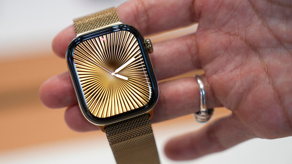 Escucha conversaciones y resume tu día: las funciones que Apple integrará a sus relojes inteligentes