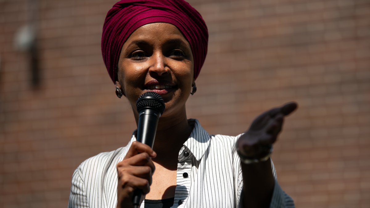 El Departamento de Justicia cita a miembros de la familia de la representante Ilhan Omar