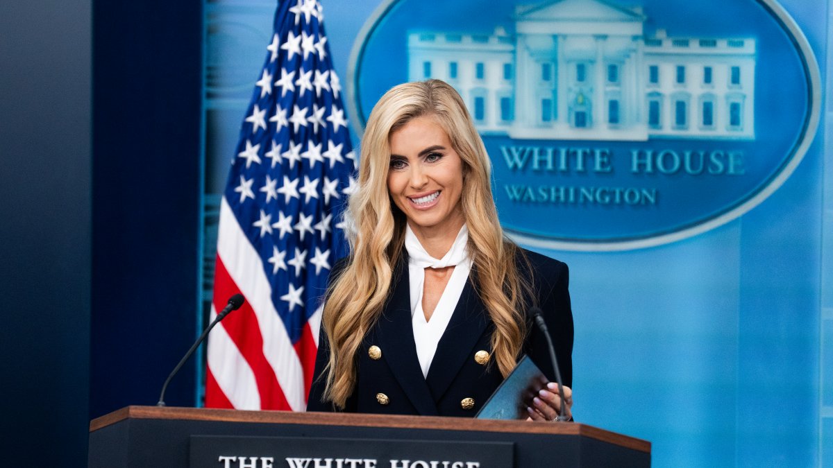 Nueva secretaria de prensa de la Casa Blanca defiende su historial de trabajo