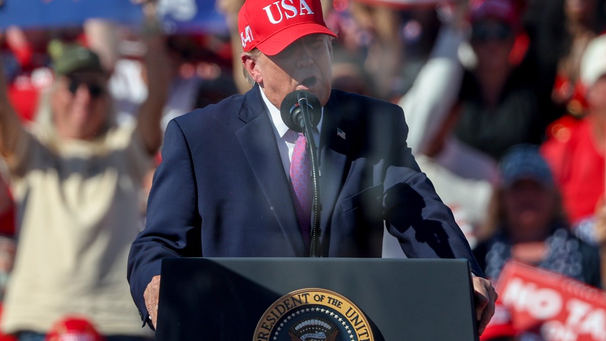 En Arizona, Trump dice que funcionarios que filtren información a medios "deberían ser baleados"