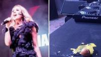 La artista española tuvo que abandonar el escenario tras ser atacada a huevos.