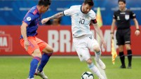 Se la puso en el pie al Khun Aguero que casi convierte.