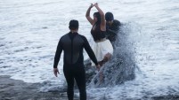 Yalitza Aparicio se mete al agua a pesar de la advertencia de contaminación.