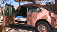Enclavado en la selva maya de México se encuentra el Vocho Hotel, un lugar donde fueron reconvertidos en habitaciones varios coches de Volkswagen...