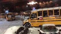 Niños quedan atrapados en sus escuelas tras potente nev. Noticias en tiempo real