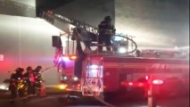 Voraz incendio deja varios bomberos heridos en El Bronx. Noticias en tiempo real
