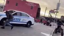 Enjambre de motociclistas acosa a patrullero del NYPD. Noticias en tiempo real