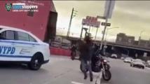 Motociclistas rodean y hostigan a patrullero en El Bronx. Noticias en tiempo real