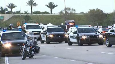 Alumnos regresan a escuela en Florida tras matanza