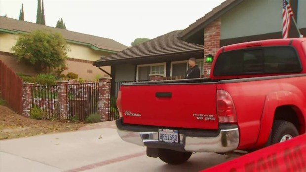 Oficiales acordonan casa del sospechoso del tiroteo en Thousand Oaks