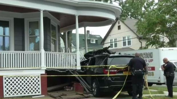 Conductor recibe disparos y se estrella en casa de Providence
