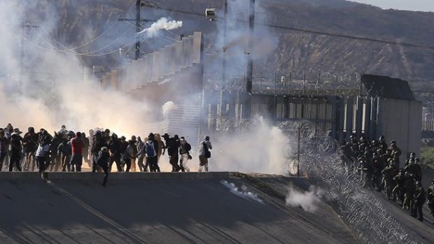 Arrojan gases a migrantes que intentaron cruzar a EEUU