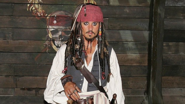 Depp vuelve a ser Jack Sparrow por una buena causa