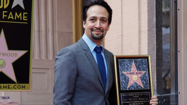 Lin-Manuel Miranda recibe estrella en el Paseo de la Fama