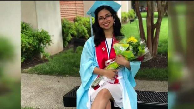 Salvadoreña del área recibe beca universitaria de McDonald's