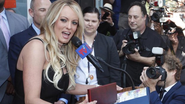Stormy Daniels lanza controversial línea de perfumes