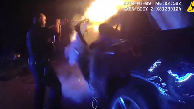 En video: Lo rescatan de auto en llamas tras choque en contravía