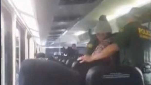 Suben a autobús a pedir pruebas de ciudadanía