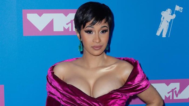 Juez amenaza con detener a Cardi B