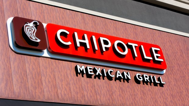 Chipotle cierra restaurantes por brote de E. coli