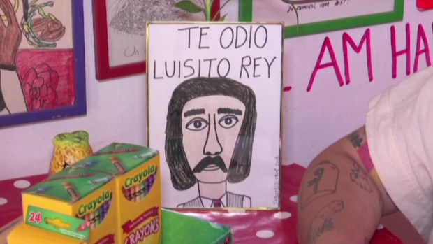“Te odio Luisito Rey”: serie de Luis Miguel inspira playeras contra el padre del cantante