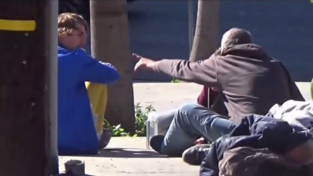 Justin Bieber es captado compartiendo con indigentes
