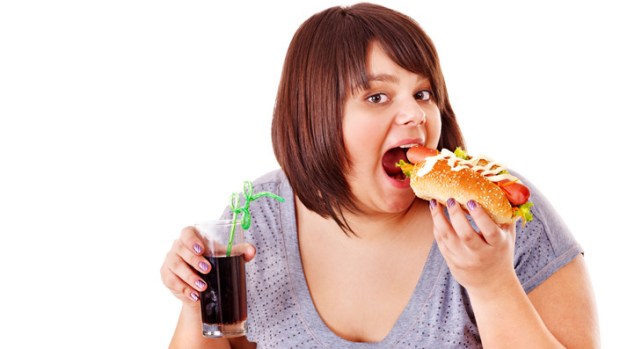 Estudio revela la relación entre la falta de sueño, la comida chatarra y la obesidad